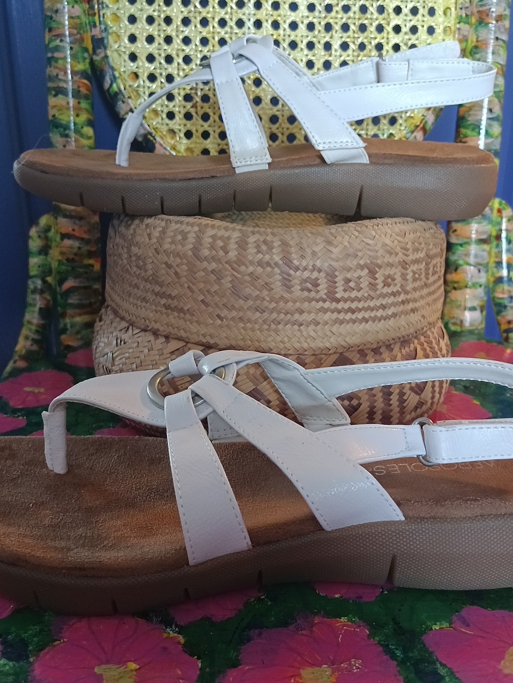 AEROSOLES White Slingback Toe-Ring Sandals
